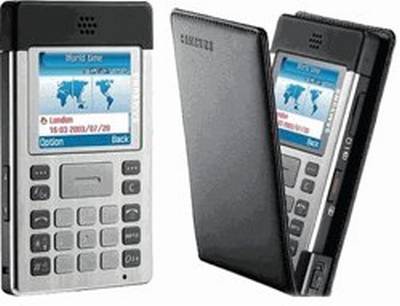 Vemos un celular con aspecto de calculadora con pantalla y teclados y una tapa que parece cuero