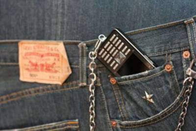 Vemos un celular de la marca levis en colores negro cafe y plateado y llevaba una cadena para asegurar el celular al pantalon