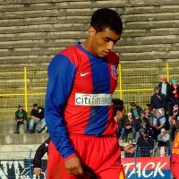 Tiene cara triste uniforme amarillo,y azul y camina carisbajo