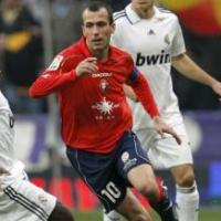 Un jugador que corre rapidamente con cara de preocupacion