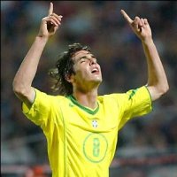 Tene mos aqui a un futbolista que corre con los brazos en alto levantando sus dos dedos indices y sus ojos cerrados celebra la jugada 