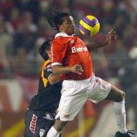 Un jugador moreno que recibe el balon con el pecho