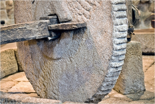 Vemos una rueda tosca  y un eje de madera