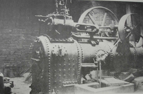 Un cuarto oscuro con una gran aparato hecho de metal en su centro