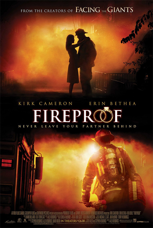 Un bombero y su esposa abrazandolo mientras un fuego arde a lo lejos