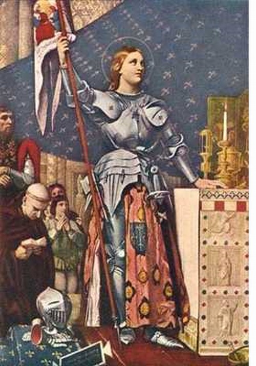 Santa Juana de Arco en su armadura con una lanza mirando fijamente algún lado