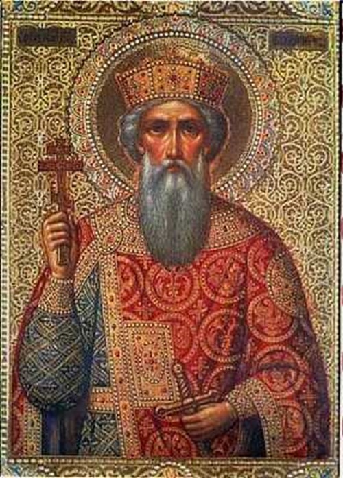 San Vladimir de Kiev con sus túnicas sosteniendo una cruz bizantina y con corona