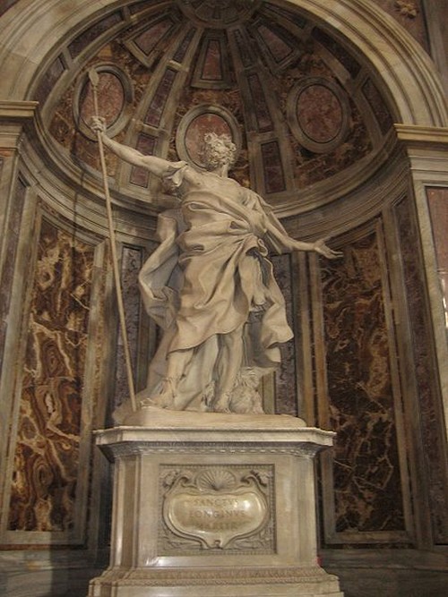 Una estatua en mármol de San Longinos y su famosa lanza el era casi ciego