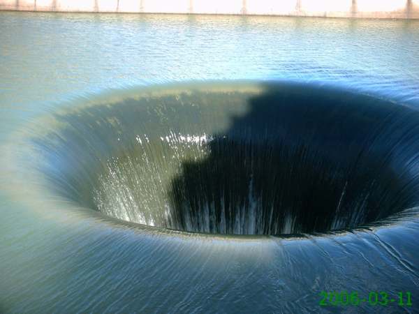 Vemos una represa con una capacidad  de un vertedero  con una velocidad    de muchísimos  metros cúbicos x segundo de m uchos