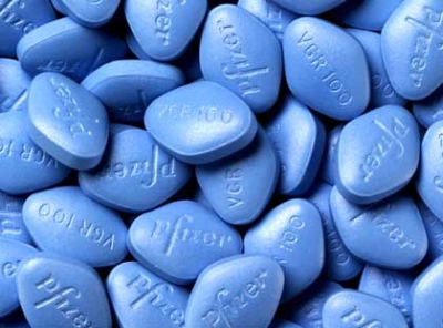 Vemos unas pastillas de un color azul muy claro con un nombre encima