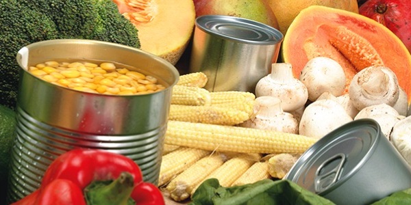 vemos latas de verduras  abiertas que tienen maíz y otras como papaya  champiñones tomates