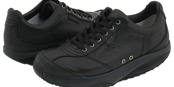 Vemos un par de zapatos negros bien polichados