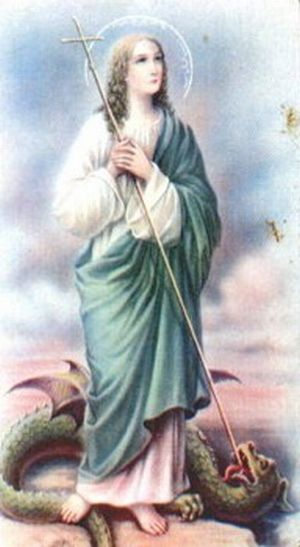 Una mujer con una larga túnica y un  largo baston en su mano con el cual esta traspasando a un dragón en el suelo