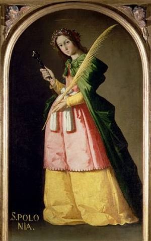 Una mujer joven con un vestido largo lleva en sus manos unas tenazas