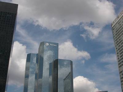 Vemos un grupo de rascacielos de diferente altura  en una área abierta