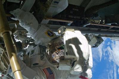 Vemos aun hombre astronauta que sale de la nave  espacial  a una caminata