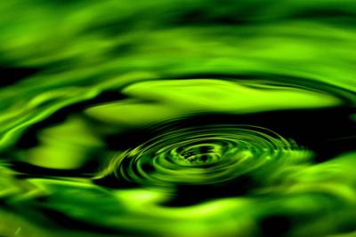 Vemos un remolino de color verde muy fuerte que forma unos círculos centrales