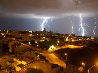 Vemos a una ciudad a lo lejos con luces artificiales encendidas