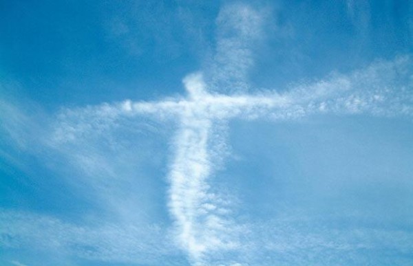 Tenemos un cielo azul y unas nubes blancas  que forman una figura de jesus en la cruz