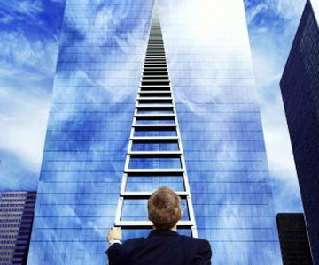 Vemos un rascacielos de vidrieras azules y una escalera que llega alta y una persona que empieza a subir