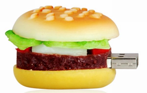 Vemos una memoria usb  en forma de una rica hamburguesa con su pan lechuga  queso  carne  y salsa 