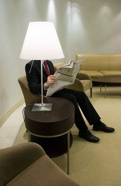 Vemos una persona que lee cómodamente  y su cabeza tiene una lampara  que la tapa      