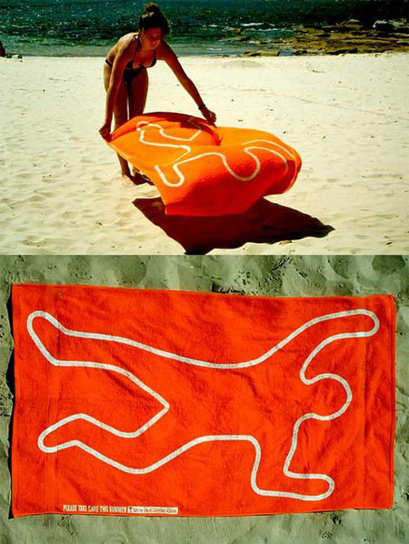 Vemos un a toalla color naranja que muestra una figura de un hombre acostado en posición de descanso y la otra una mujer en la playa tambien con la toalla donde advierte del cáncer DE PIEL