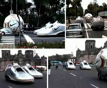 Vemos una calle grande donde aparece carros de carreras en forma de zapatos de una firma famosa 
