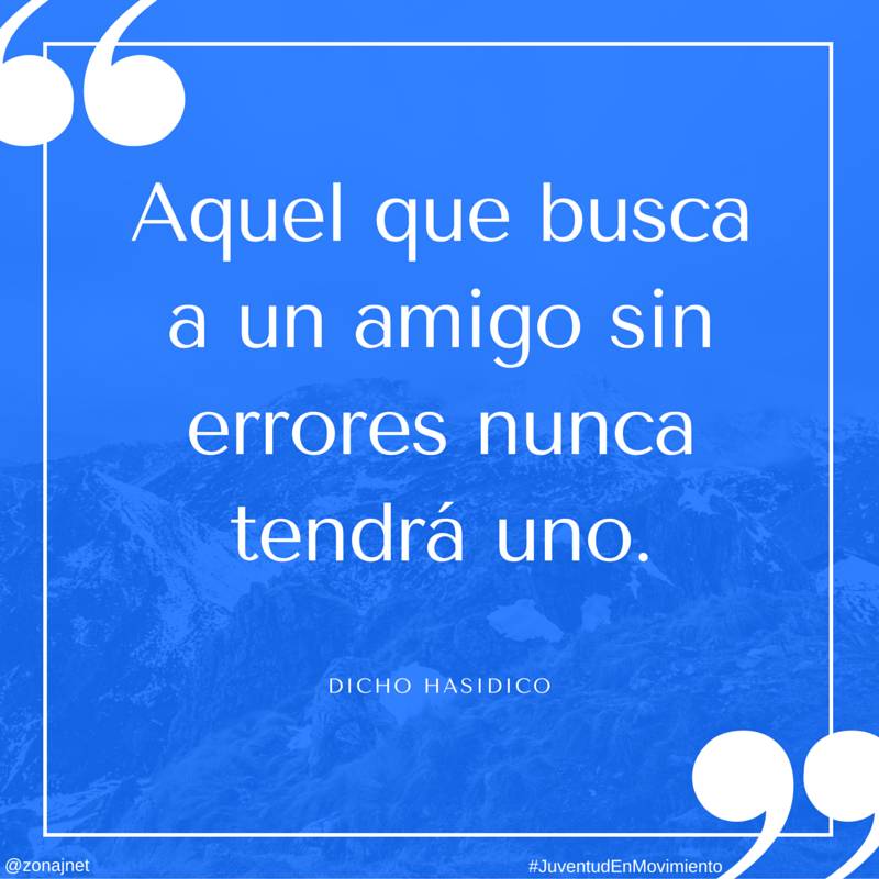 Montañas escarpadas y ondulantes y fondo azul