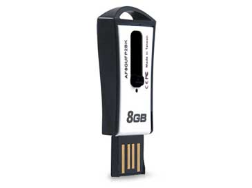 Vemos una memoria USB tiene  el 8 y las letras GB y es reciclable