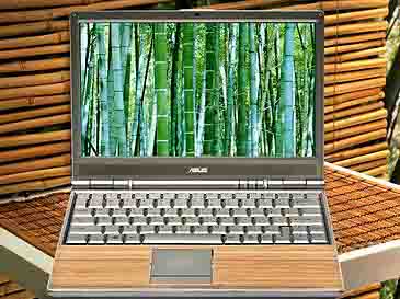 Vemos un computador con una parte en madera de bambu