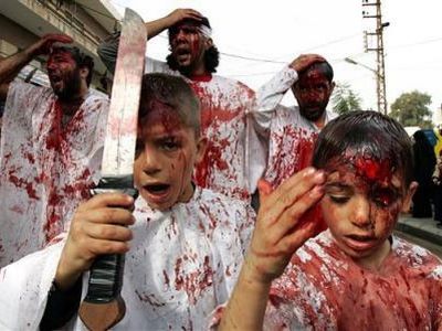 Vemos a un grupo de personas con ropa de color blanco  y con cuchillos en sus manos que se laceran y sangran