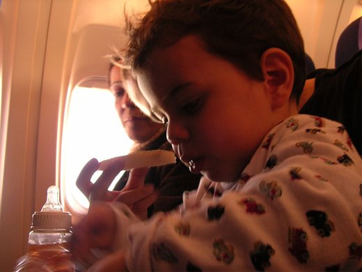 Un niño muy pequeño llorando durante el vuelo