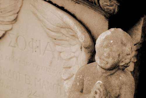 Ahora hay tumbas desgastadas con angeles y adornos que ya se estan acabando