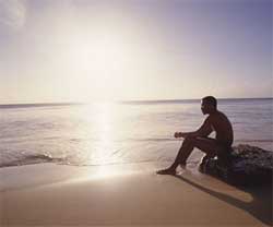 Un  hombre en un atardecer mirando el mar