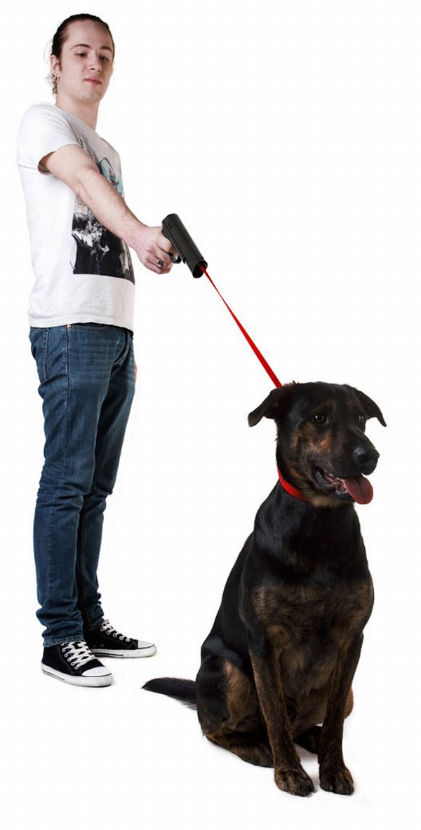 tenemos un joven que lleva su perro con una correa y de donde se manipula es una pistola