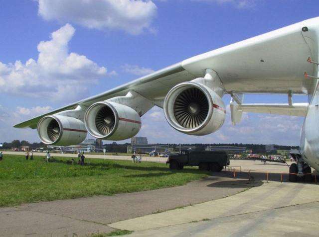 Vemos a tres grandes turbinas  de un avión  muy moderno