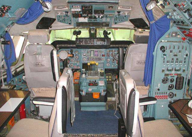 vemos la cabina de un avión  con sus computadores  y todo sus instrumentos y  los asientos de los pilotos