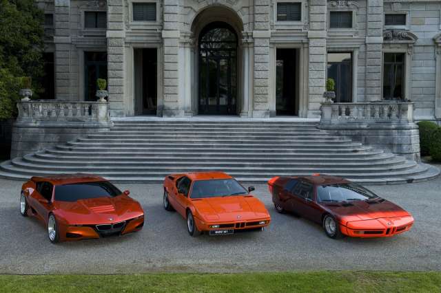 Vemos tres carros del mismo color naranja  entre ellosel ultimo modelo que vimos antes