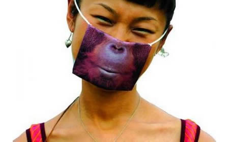 Una mujer joven con un tapaboca al que se ha pintado la boca de un chinpance