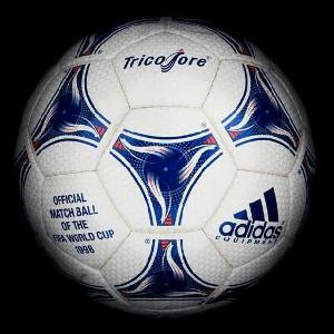 Un balón blanco con azul  con figuras redondeadas y vemos el año del campeonato