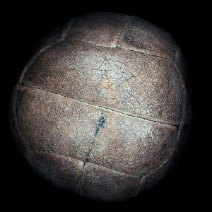 Vemos acá un balón de fútbol muy antiguo de color gris