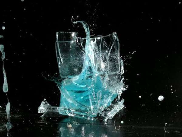 Vemos un vaso que explota  muchas gotas de agua  salen en varias formas muy diferentes