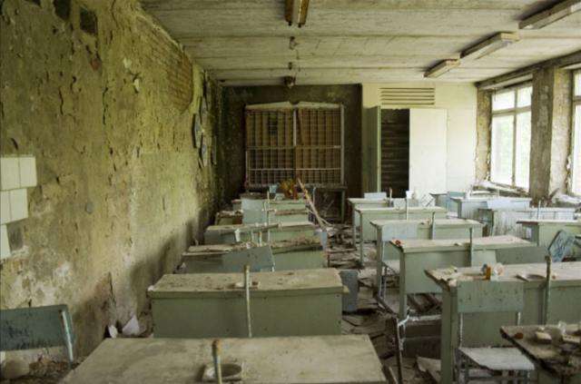 Ahora tenemos una sala de una escuela estan los escritorios y las sillas y al final se ve un mueble