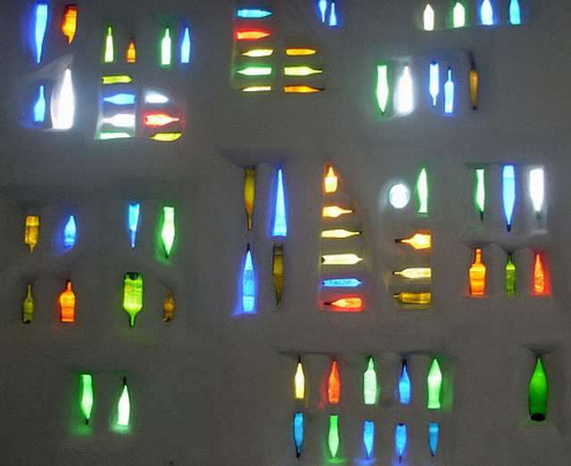 Tenemos una pared donde varias botellas  se refleja la luz de varios colores