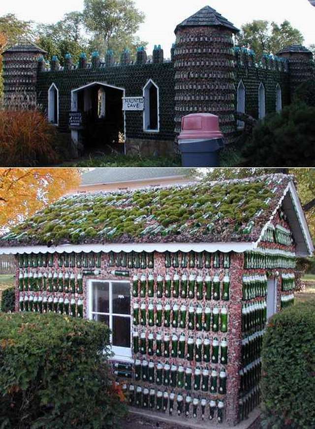 Vemos la fachada de una casa hecha con botellas y hasta su techo esta rod eada de muchos arboles  y por sus cuatro costados esta cubierta de botellas  