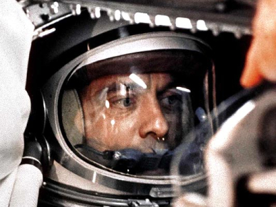 Vemos a un hombre astronauta  a traves del visor de sus casco