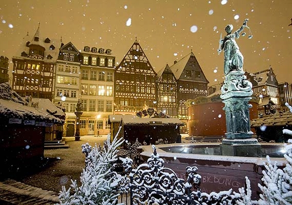vemos una ciudad iluminada y también con una capa de nieve que le da un hermoso aspecto en la navidad
