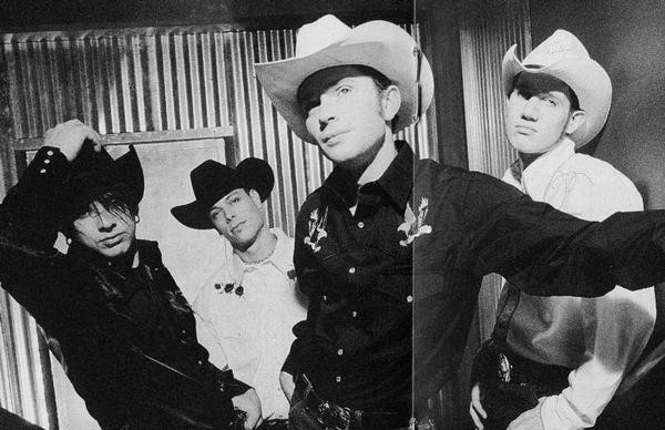 Una banda de cuatro músicos con aspecto de cowboy por sus sombreros y ropa