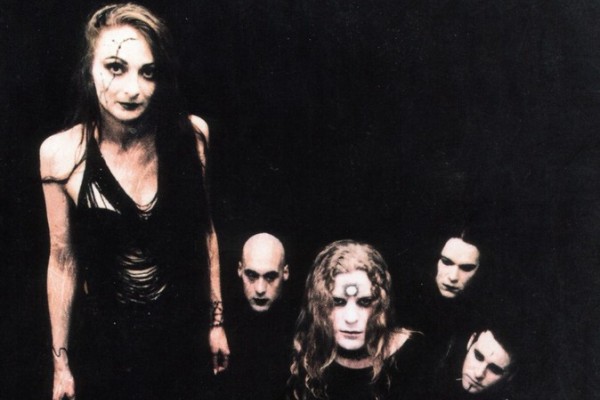 Una mujer y cuatro músicos conforman esta banda de aspecto gótico 